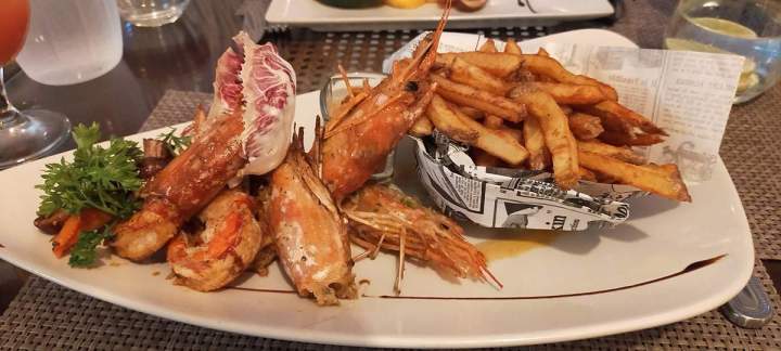 Assiette de gambas frits, accompagnée de frites Martinique