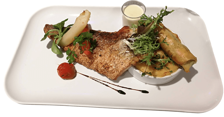 Filet de poisson aux asperges blanches, accompagné d'un gratin en ramequin et d'un sauce légère Martinique