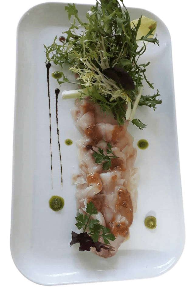 Carpaccio de poisson blanc avec de la verdure Martinique