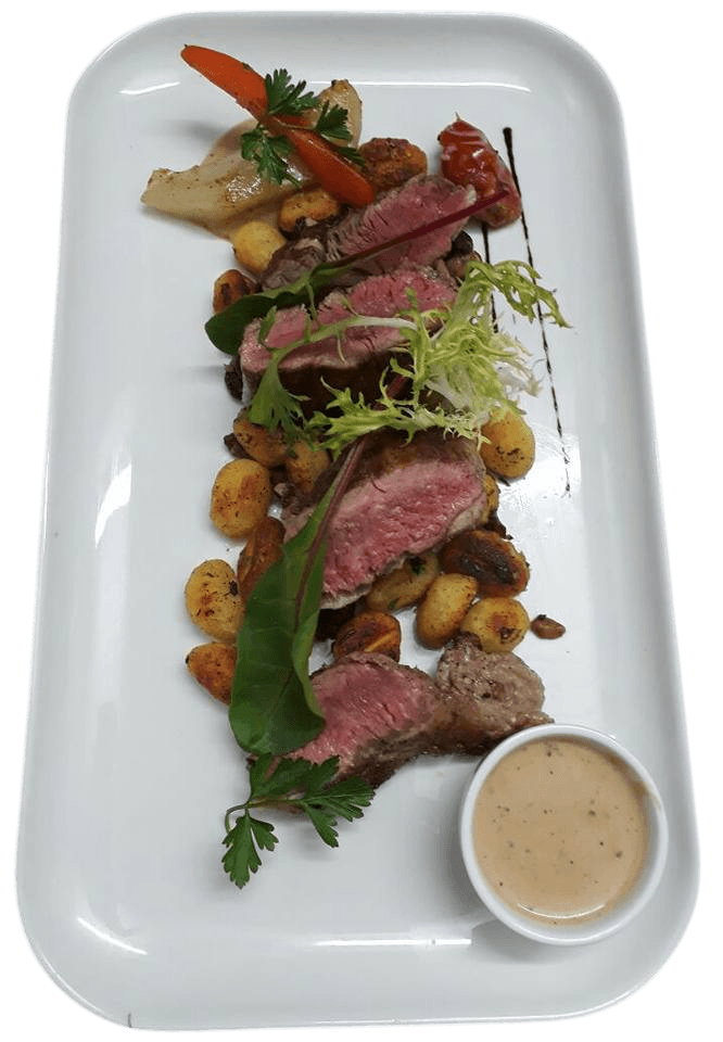 Plat de tranches de bœuf, servi avec des légumes rôtis et une sauce crémeuse Martinique