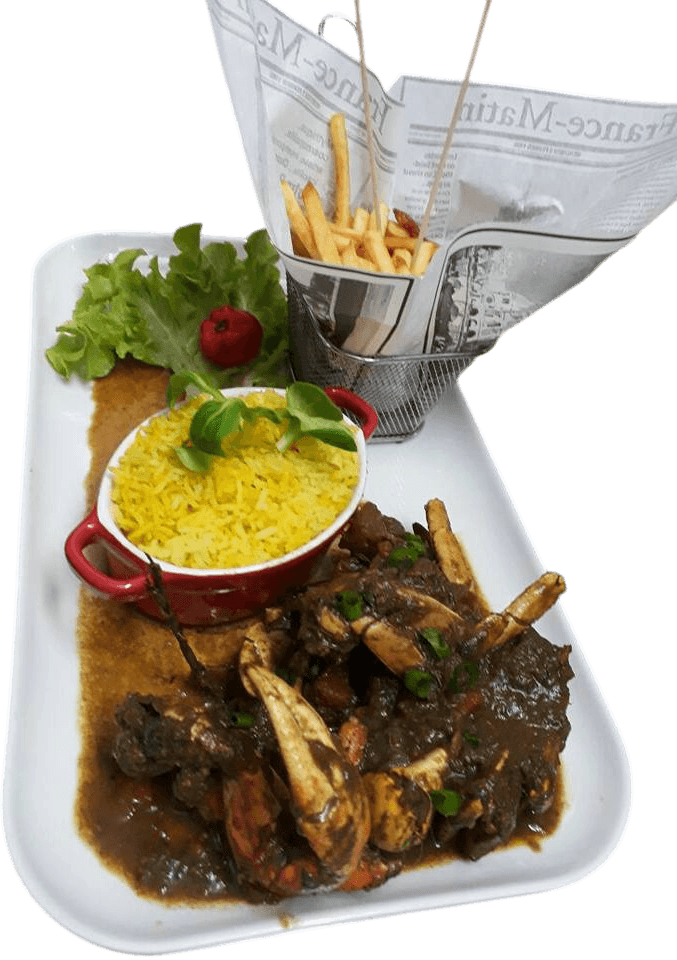 Crabe au curry, accompagné de riz jaune et de frites Martinique