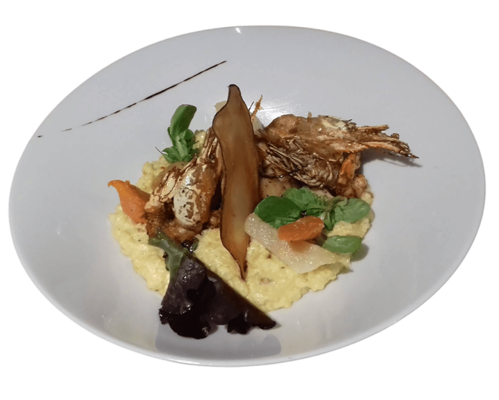 Gambas grillées servies sur un lit de risotto crémeux Martinique 